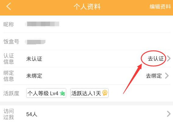 才女上联：“不论粗细长短，一律欣然接受”，才子下联让才女羞红了脸